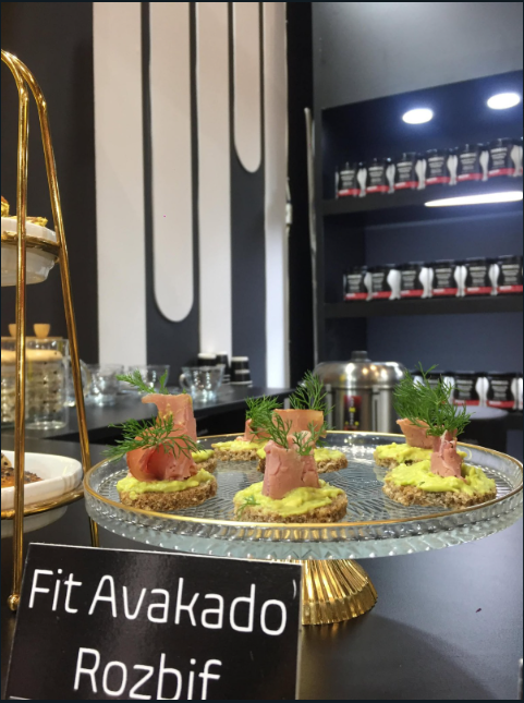 Avokado canapé sunumları