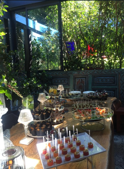 Açık havada lüks catering büfe sunumu