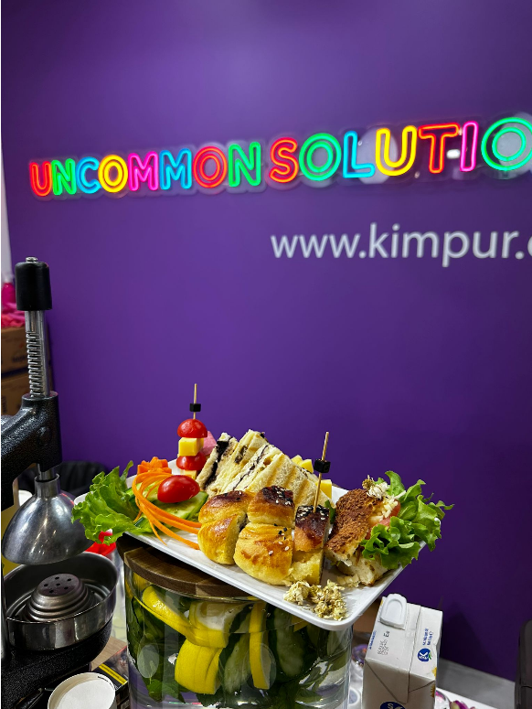 Renkli catering tabağı sunumu